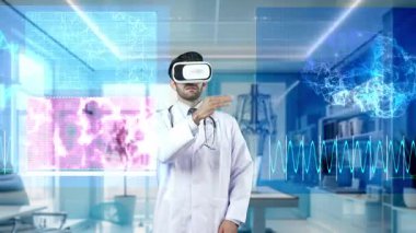 VR gözlüklü zeki doktor laboratuvarda DNA hologramına bakıyor. Profesyonel tıp çalışanı, genetik semptomları teşhis ederken sanal gerçeklik kulaklığı takıyor. Teknoloji. Aygıt.