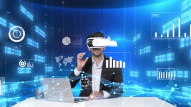 Akıllı proje yöneticisi sanal gerçeklik gözlüğü takıp dizüstü bilgisayarla aynı masada otururken pazarlama fikrini paylaşıyor. Yetenekli iş adamı yüzen mali tabloya bakıyor ve kontrol ediyor. Aygıt.