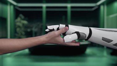 Bir el, çevresel bilinci vurgulayarak, modern bir ofiste sürdürülebilirliği, geri dönüşümü ve yeşil yeniliği temsil eden dijital simgelerle çevrili parlayan bir dünyayı tutar. Auvana