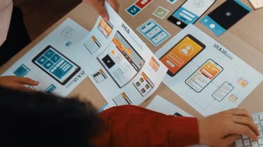 Mobil uygulama ya da web sitesi için kullanıcı arayüzü prototipi planlayan şirket çalışanlarının en iyi görünüm videosu. UX UI tasarımcı beyin fırtınası kullanıcı dostu arayüz planı. Sinerjik