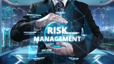 Yapay zeka araçları konseptiyle iş teknolojisi için risk yönetimi. Sanal yazılım kullanan bir işadamı risk yönetimi planlarını analiz eder. Kullanıcı Kimliği