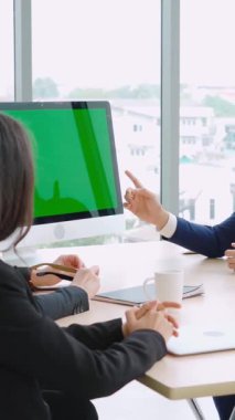 Konferans odasındaki iş adamları yeşil ekran krom anahtar televizyonlu ya da ofis masasında bilgisayar olan kişiler. Çeşitli iş adamları ve iş kadınları video konferansında bir araya geldi. .