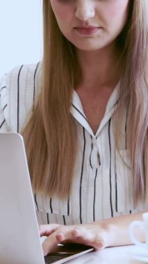 Modern ofiste çalışan sarışın bir iş kadını. İş konsepti.