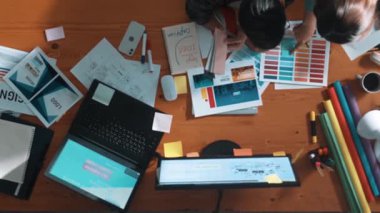 Logo grafikleri tasarlarken akıllı iş adamının renk paletlerini seçmesinin en alt görüntüsü. Akıllı iç tasarımcı tasarımının hava görünümü ve renk paletleri kullanarak renk temasını seçin. Sempozyum.