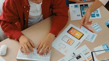 Mobil uygulama ya da web sitesi için kullanıcı arayüzü prototipi planlayan şirket çalışanlarının en iyi görünüm videosu. UX UI tasarımcı beyin fırtınası kullanıcı dostu arayüz planı. Sinerjik