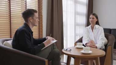 Psikolojik konsültasyon zihinsel problemde iyileşme kaydediyor, genç hasta terapi seansında, psikiyatrist de akıl hastalıkları konusunda tanı koyuyor. Zihinsel tedavi seansı. Düzenle