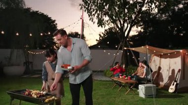 Aile birlikte bahçede kamp kurar, baba ve kız aile bireyleri için ızgara yapar. Doğayla iç içe olmak için açık hava kamp aktiviteleri ve genç nesil çapraz kuşaklarla zaman geçirmek için. Uyumsuzluk.