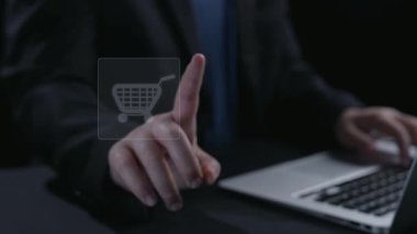 İş adamı çok kanallı stratejileri entegre ediyor, çevrimiçi alışveriş ve pazarlama erişimini artırıyor. Birbirine bağlı marka deneyimleri yaratmak için çok kanallı pazarlamanın gücünü keşfedin. Kullanıcı Kimliği