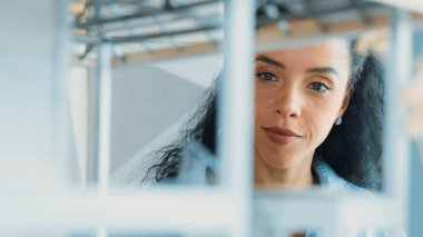 Genç İspanyol mimar mühendisin ev modelini incelerkenki görüntüsü. Mimari model yapısını kontrol ederken proje yöneticisi binanın içine bakıyor. Yüzüne odaklan. Yönlendirici.