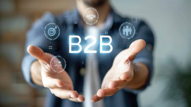İş adamı B2B peyzajında geziniyor, iş-iş bağlantılarını geliştirmek için kullanım teknolojisi kullanıyor. B2B etkileşimlerini yeniden şekillendirir, iş-iş stratejilerinde yenilikleri teşvik eder. FaaS