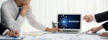 Yapay zeka teknolojisini çalıştırmak için komut mühendisi ve kullanıcı kolaylığı için üretici yapay zeka yardımcı araçları insanların yapay zeka hareketini teşvik ederek üretken yapay zeka fonksiyonları ile çalışmasına yardımcı olur