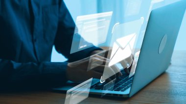 İş adamı e-posta kutusunu kontrol ediyor, daha iyi verimlilik için mesajları düzenliyor ve önceliklerini belirliyor. Etkili iletişim için akıllı e-posta teknikleri öğren. Kullanıcı Kimliği