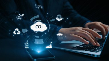 İş adamı CO2 emisyonlarını azaltmak için girişimlerde bulunuyor ve net sıfır hedefliyor. Daha yeşil bir gezegenin karbondioksitini azaltarak sürdürülebilirliğe olan bağlılığını gösteriyor. Kullanıcı Kimliği