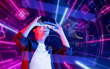 Sanal gerçeklik kulaklığı takan bir kişi, ileri teknolojiler sergileyen, canlı veri akışları ve fütüristik elementlerle dolu çekici bir dijital ortam deneyimliyor. XDMCP