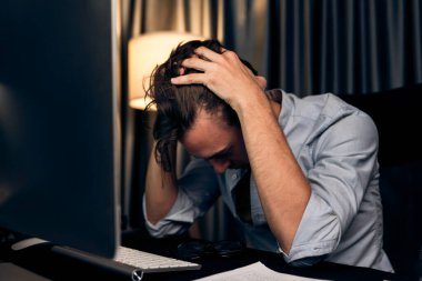 Dinamik veritabanı pazarlama analizi ile PC ekranındaki iş paragrafını araştıran stresli finansal analistin gece vakti modern ev ofisinde aylık rapor hazırlamasını düşünüyorum. Bireysel.