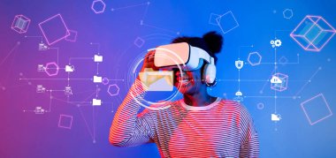 Bir iş adamı, yenilikçi veri yönetim araçlarını keşfetmek ve dijital bir çalışma alanında çevrimiçi etkileşimi geliştirmek gibi kapsamlı bir sanal gerçeklik deneyimi yaşamaktadır. XDMCP