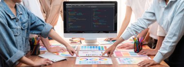 Uygulama ve program kodlaması için bilgisayar ekranında yazılım geliştirme programlama