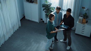 Beyaz iş kadını yürür ve toplantı odasında ayakta dururken finansal grafiği kullanarak iş planı sunar. Yatırımcı pazarlama stratejisi hakkında konuşup duruyor. Cemaat.