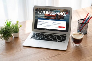 Araba sigortası internet sitesi, arabanızın hasarının rahat olduğundan emin olmak için ekranda.