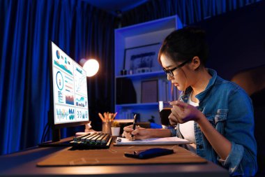 Sunucu kanalı Asyalı etkileyicisi, sosyal medyada kulaklık takarak iş grafikleri ekranında dinleyicileri selamlıyor ve Neon Modern Stüdyoları 'nda internet üzerinden koçluk yapıyor. Taktik.