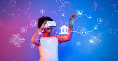 Kendine güvenen bir kadın sanal gerçeklik teknolojisiyle ilgileniyor, dinamik görsellerle dolu fütürist bir dijital ortamda online bankacılık ve yasal düzenlemeleri keşfediyor. XDMCP