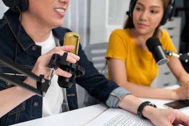 Güler yüzlü radyo etkili sunucuların kulaklık takması ve sosyal medyada canlı yayın yapması senaryo ve dizüstü bilgisayardan sabah stüdyo kaydında dinleyicilere canlı yayın yapması. İnfobahn.