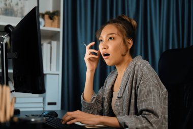 İş kadını, gece geç saatlerde modern ofisteki internet sitesinde, kollarını açıp kapayarak, vücut sağlığını gererek, aşırı çalışmanın yarattığı aşırı yorgunluk ve bitmemiş proje işiyle uğraşıyor. İnfobahn.