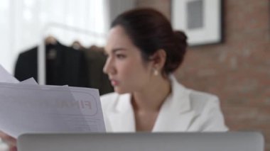 Borç faturası tebligatına bakan stresli iş kadını, kötü mali ve mortgage yönetiminden kaynaklanan aşırı borç, harcamalar ve ekonomik kriz nedeniyle iflasın eşiğinde. Canlılık