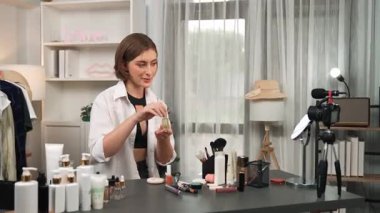 Kadın nüfuzlu kişi sosyal medya ya da blog için canlı yayın yapan video klip eleştirmeni Cilt Bakımı 'nı çekiyor. Kozmetik stüdyosu ışıklandırmalı mutlu genç kız çevrimiçi pazarlama oturumu yayını için..