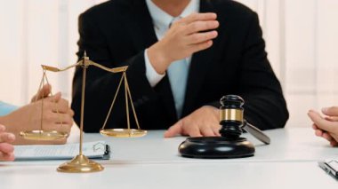 Avukat, hukuk bürosunda pazarlık yoluyla iş anlaşmazlığını çözmek için iki taraf arasında uzlaşma teklif ediyor. Yasal arabuluculuk ve çatışma çözme servisi. Ağır çekim. Katı.