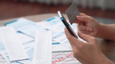 Stresli genç bayanın kredi kartı borçlarıyla ilgili mali sorunları var. Kötü kişisel para ve mortgage ödeme yönetimi krizinden korunmak için. Kadınlar aşırı harcama yüzünden finansal iflastan endişe ediyorlar.