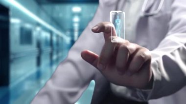 Yetenekli doktorların oturduğu ve insan anatomisi hologramına işaret ettiği yakın çekim. İnsan vücuduna HUD gösterge paneli kullanarak erişip tıbbi verilerle bağlantı kuran bir tıp çalışanı. İyileştirici.