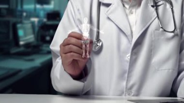 Laboratuvarda yüzen insan anatomisi hologramı tabletli akıllı doktorların oturduğu masayı kapatın. Sağlık çalışanı HUD gösterge panelinde tüm vücut hologramını kontrol ediyor ve semptomları inceliyor. İyileştirici.