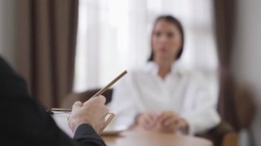 Psikolojik konsültasyon zihinsel problemde iyileşme kaydediyor, genç hasta terapi seansında, psikiyatrist de akıl hastalıkları konusunda tanı koyuyor. Zihinsel tedavi seansı. Düzenle