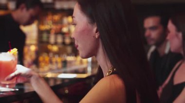 Güzel bir kadının lüks bir tezgah barda çift ya da arkadaşıyla Paloma kokteylini yudumlamasını Cuma gecesi canlı bir gece kulübü yaşam tarzı toplantısında özel parti içeceğini kutlamasını. Vinosity.