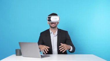 İş adamı bilgisayarla masada oturmuş yaratıcı fikirleri tartışıyor ve arttırılmış gerçeklik teknolojisi kullanarak online toplantıya katılıyor. Proje yöneticisi pazarlama stratejisini sunuyor. Aygıt.