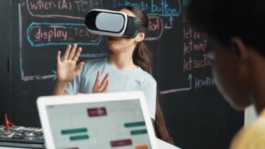 Afrikalı erkek programlama sistemi, beyaz bir kız karatahtanın başında mühendislik kodlarıyla otururken metaverse 'e giriyor. Liseli kız STEM teknolojisinde VR ya da kulaklık takıyor. Öğretim