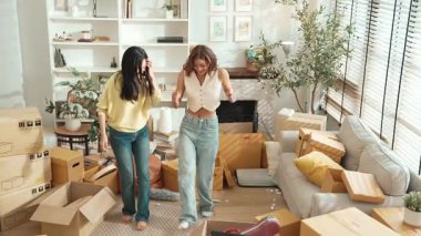 Kız birlikte dans ediyor ve oturma odasında kutuları dağıtarak vakit geçirmekten zevk alıyor. Oda arkadaşı ve arkadaşı konuşurken, diğerine bakarken müziğe yöneldiler. Yer değiştirme konsepti. Myrmidon.