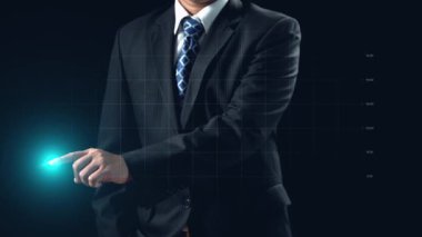 İş adamı iş büyümesi için ölçümleri değerlendirir, genişleme hedefleri koyar. İnovasyon ve strateji 2025 yoluyla sürekli iş büyümesini teşvik etme hakkında görüşler. Kullanıcı Kimliği