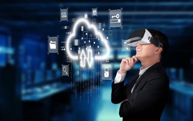 Sanal gerçeklik kulaklığı takan bir işadamı modern bir ofiste bulut hesaplama kavramlarıyla meşgul oluyor. Görüntü yenilikçi depolama çözümleri ve çevrimiçi ağ hizmetlerini göstermektedir. XDMCP