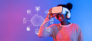 Neşeli genç bir kadın, bulut hesaplama çözümlerini araştırırken, teknolojinin ve modern yaşam tarzının kesişimini gösteren sanal gerçekliğe daldı. XDMCP