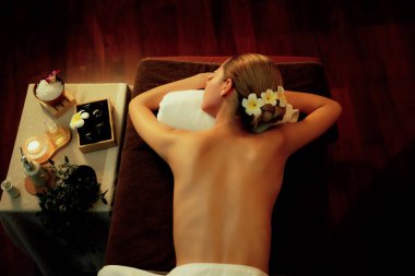 Üst düzey kadın müşteri stres önleyici spa masajından zevk alıyor ve lüks otel ya da otelde sıcak mum ışığında güzellik teniyle eğleniyor. Sessiz.