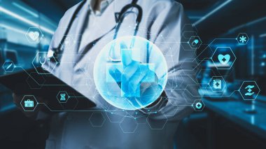 Tıbbi haç hologramına işaret ederken elinde tablet olan doktorlara yaklaş. Profesyonel pratisyen hekimin holograma tıklaması ve teşhis koymak için tıbbi verilere erişmesi. İyileştirici.