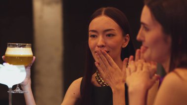 Lüks tezgah barında votka kokteyli içen güzel bir kadının tadını çıkarın. Arkadaşlarla kadeh kaldırın. Gece hayatı lüksünün özünü yakalayın. Vinosity.