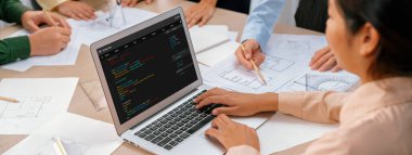 Uygulama ve program kodlaması için bilgisayar ekranında yazılım geliştirme programlama