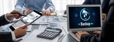 İş zekası ve veri analizi kavramı. Analizci ekibi laptop ekranında finansal veri analizi üzerinde çalışıyor. Etkili iş stratejik planlama için pazarlama göstergesi olarak. İçgörü