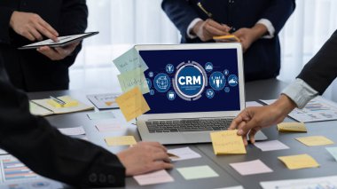 Analizci ekibi yaratıcı ve analitik beyin fırtınası fikri için bilgisayar ekranında BI veri paneli olan yapışkan bir not kullanıyor. Pazarlama stratejisi için finansal veri görselleştirme teknolojisini analiz et. Dahi.