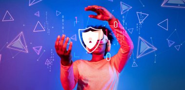 Dijital semboller ve bir kalkan ile çevrili sanal gerçeklik kullanıcısını aktif olarak gösteren canlı bir görüntü, veri koruması ve mahremiyeti vurguluyor. XDMCP