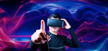 Cüppeli ve soyut arka planda duran Asyalı zeki bir adam. Uzman oyuncu metaevrene giriş yaparken arttırılmış gerçeklik kulaklığı takıyor ve video oyunu oynuyor. Yaratıcılık.