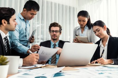 Ofis masasındaki finansal veri raporlarını analiz eden çeşitli bir grup iş analisti. Stratejik pazarlama planlaması için iş zekası analizi çizelgesi ve grafiği.